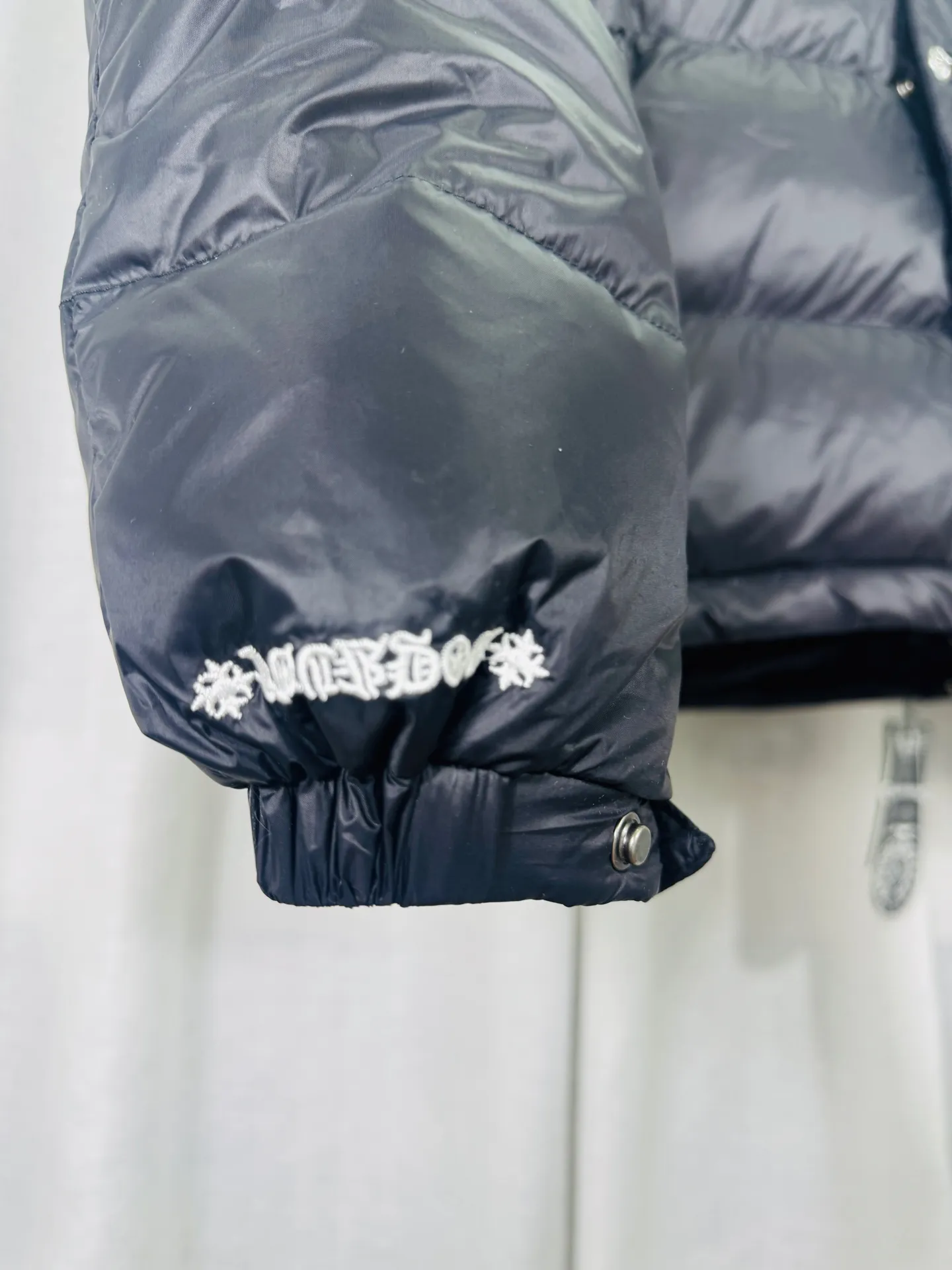 P800 top version 🐮 Real shot without P, ​​different from market products] Chrome Hearts ❄️ Winter environmentally friendly down jacket series ❄️ Chrome Hearts dark pattern series hooded down jacket is available at the counter at the same time ❤ The hood is detachable! The hat is removable and can be worn on both sides. The best Guangzhou national standard 90 velvet on the market! ! The world’s highest fluffiness of 900D! ! High standard and sufficient down filling! ! Exterior windproof and waterproof dark-grain custom fabric, interior high-grade dark-grain lining fabric to prevent lint, original hardware molding, fine craftsmanship details, casual or formal wear ✨ Slim-fitting and not bulky Recommended color: Customized matte black series Code numbers: S, M, L, XL